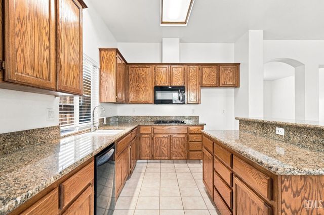6605 Chinook Falls Drive, Bakersfield, CA 93312