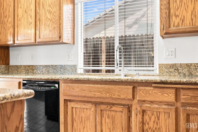 6605 Chinook Falls Drive, Bakersfield, CA 93312