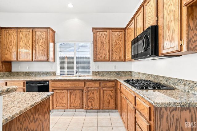 6605 Chinook Falls Drive, Bakersfield, CA 93312