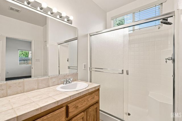 6605 Chinook Falls Drive, Bakersfield, CA 93312