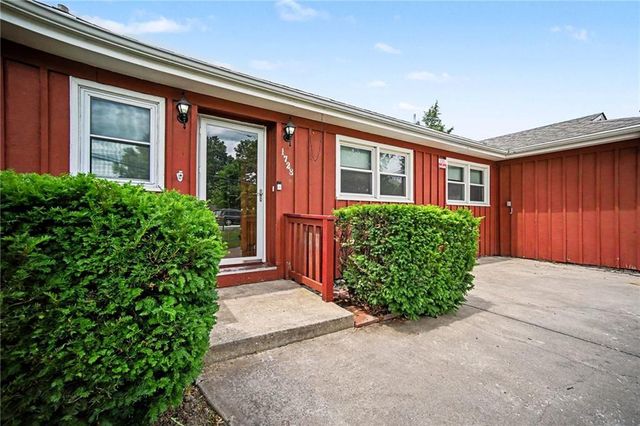 1728 S Berry Road, Independence, MO 64057