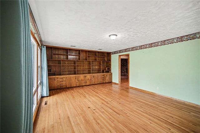 1728 S Berry Road, Independence, MO 64057