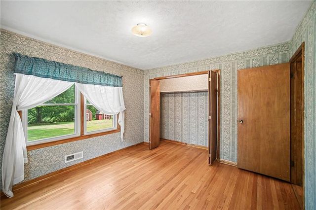 1728 S Berry Road, Independence, MO 64057