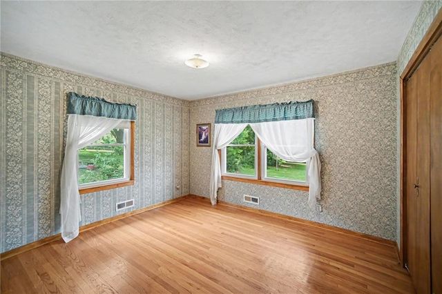1728 S Berry Road, Independence, MO 64057