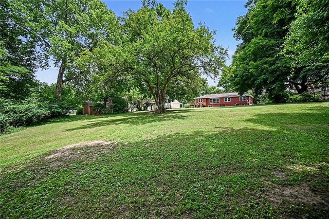 1728 S Berry Road, Independence, MO 64057
