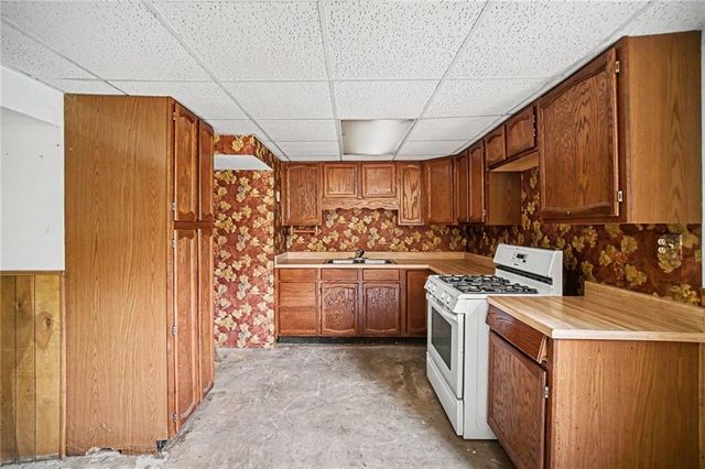 1728 S Berry Road, Independence, MO 64057