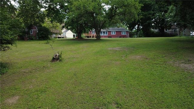 1728 S Berry Road, Independence, MO 64057