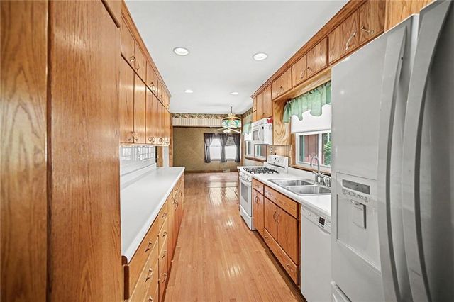 1728 S Berry Road, Independence, MO 64057
