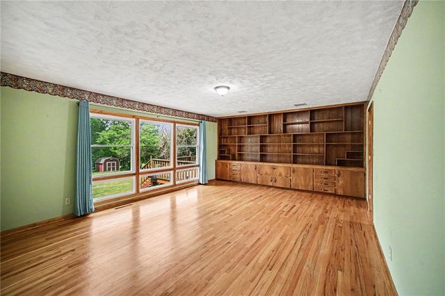 1728 S Berry Road, Independence, MO 64057