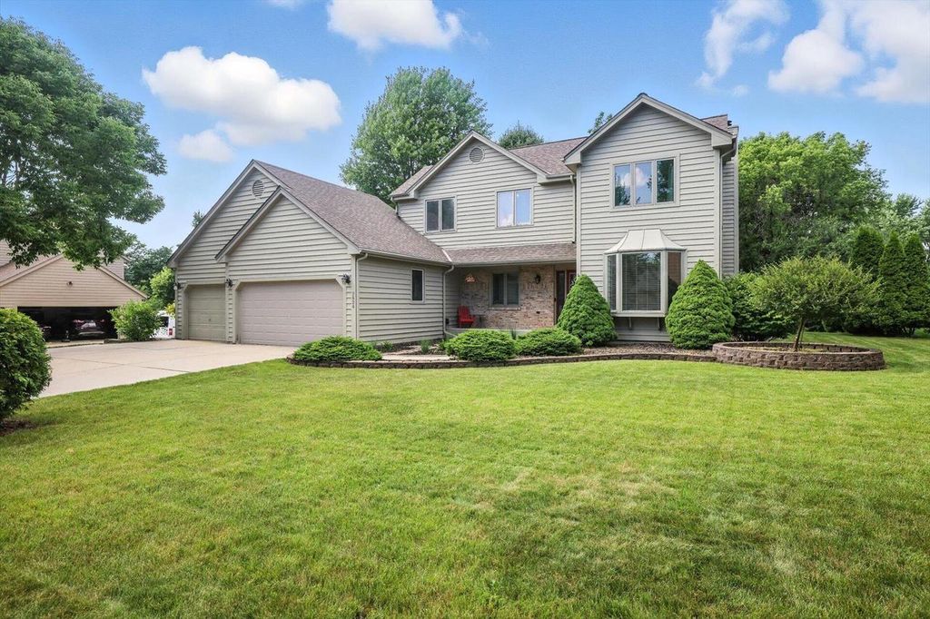 2824 Burton DRIVE, Waukesha, WI 53188