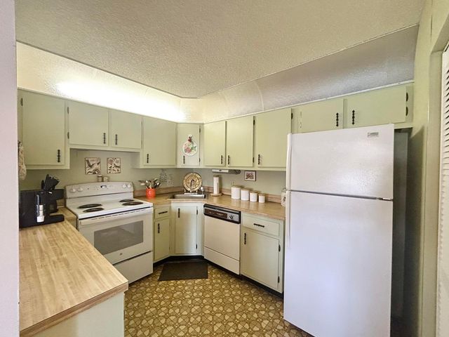 132 LAKE PINE Circle B-2, Greenacres, FL 33463