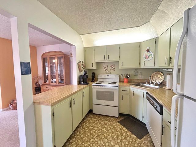 132 LAKE PINE Circle B-2, Greenacres, FL 33463
