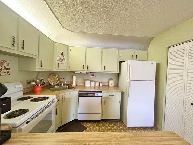132 LAKE PINE Circle B-2, Greenacres, FL 33463