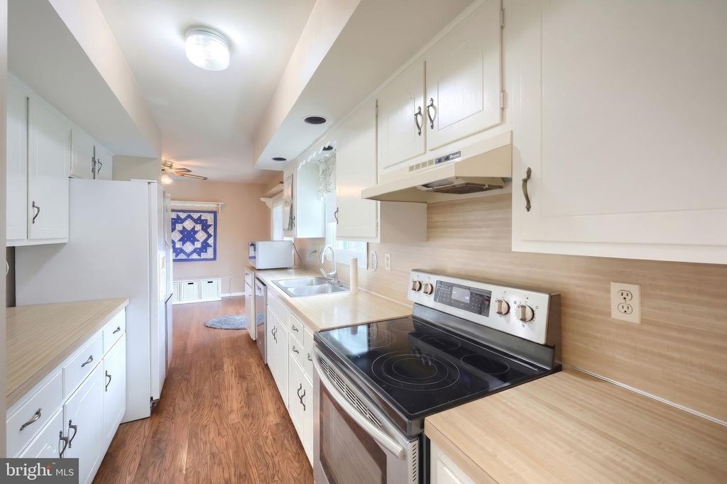 Image 10 of property listing at 4150 BAHN AVE, York, PA 17408