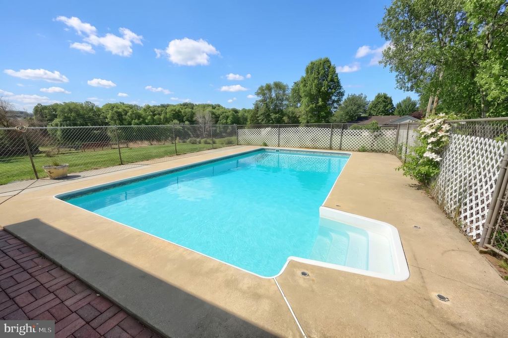 Image 32 of property listing at 4150 BAHN AVE, York, PA 17408