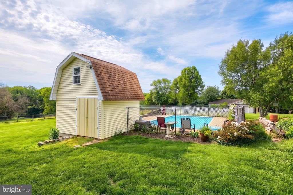 Image 34 of property listing at 4150 BAHN AVE, York, PA 17408