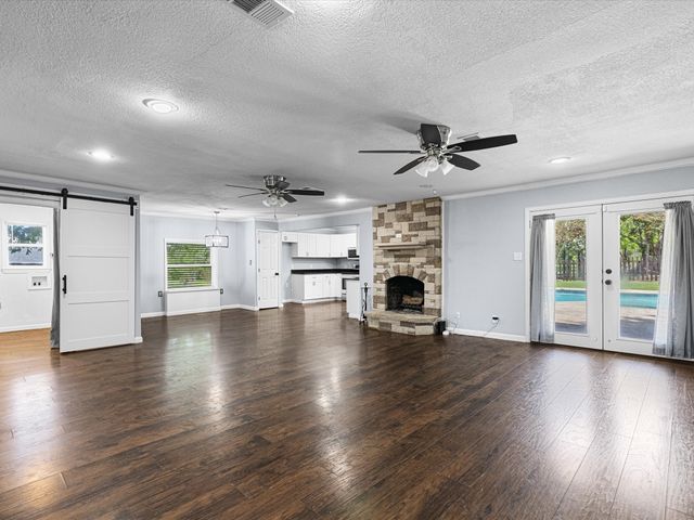 1806 N Preston Street, Ennis, TX 75119