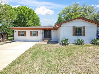 1806 N Preston Street, Ennis, TX 75119