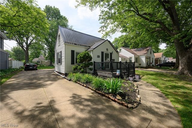 1421 Castlewood Avenue SW, North Canton, OH 44720