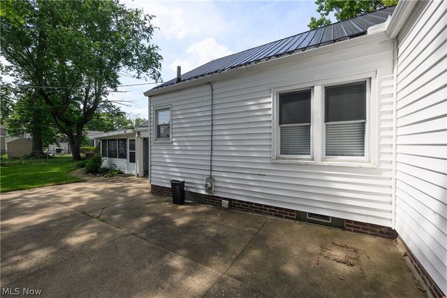 1421 Castlewood Avenue SW, North Canton, OH 44720
