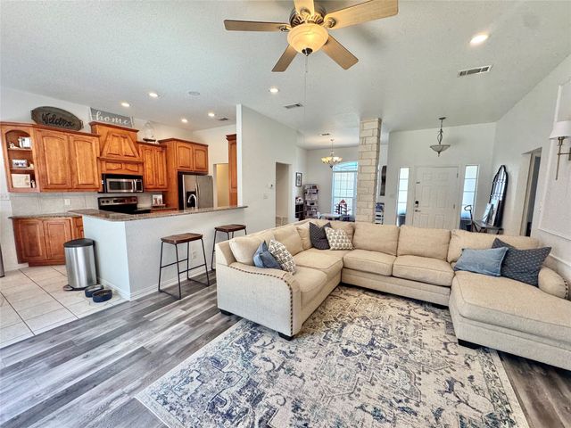 608 Grandview Drive, Granbury, TX 76049