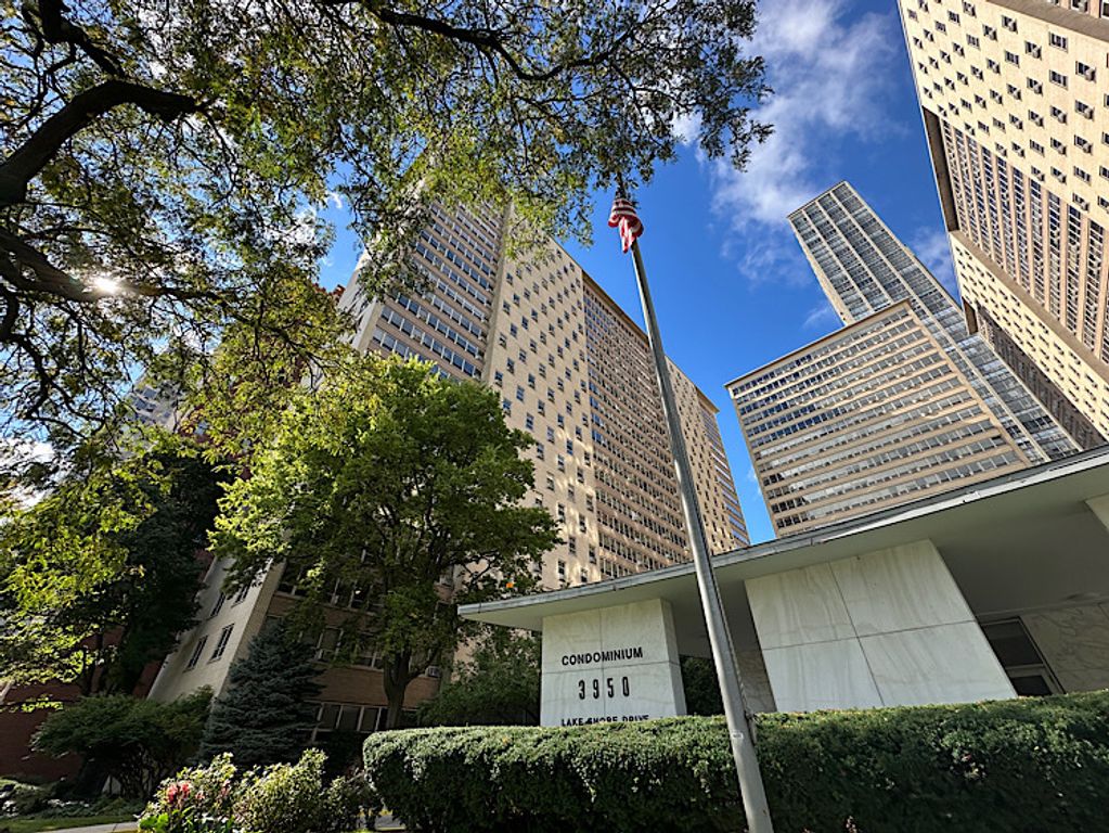 3950 N Lake Shore Drive 523D, Chicago, IL 60613