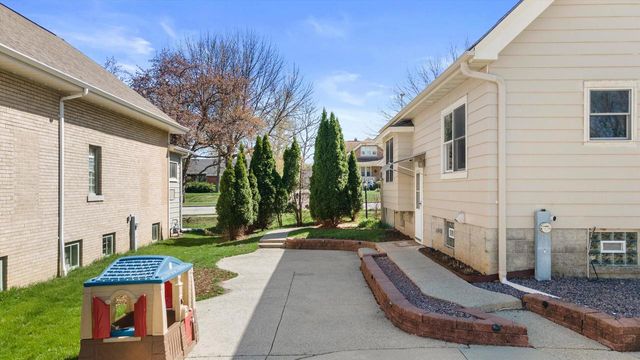 7826 W Cold Spring ROAD, Greenfield, WI 53220