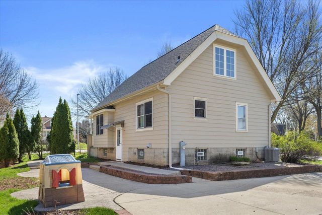 7826 W Cold Spring ROAD, Greenfield, WI 53220