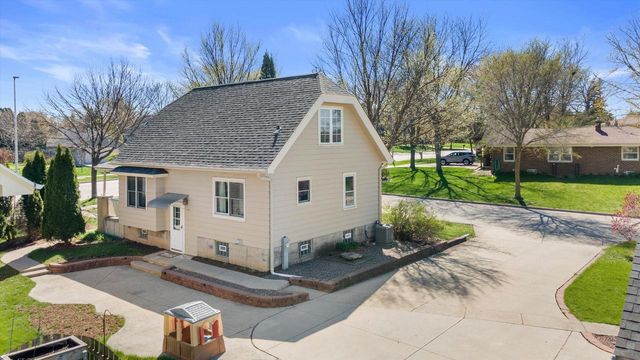7826 W Cold Spring ROAD, Greenfield, WI 53220