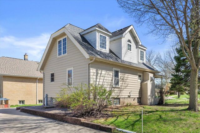7826 W Cold Spring ROAD, Greenfield, WI 53220