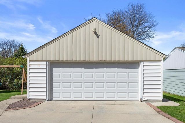 7826 W Cold Spring ROAD, Greenfield, WI 53220