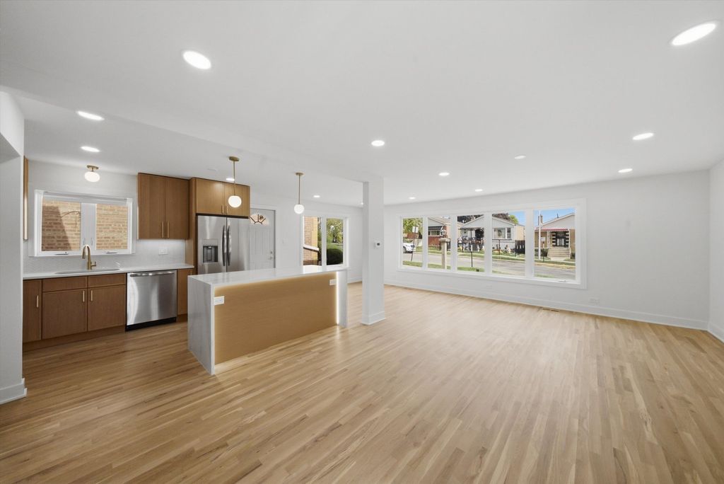 9356 S Oglesby Avenue, Chicago, IL 60617 — photo 2