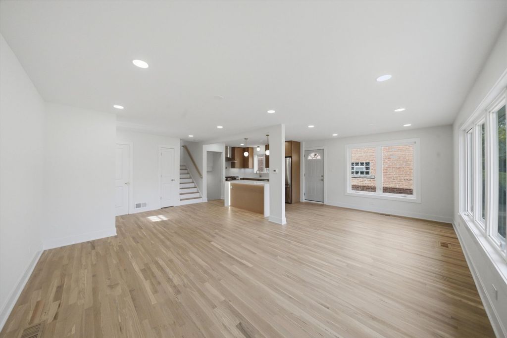 9356 S Oglesby Avenue, Chicago, IL 60617 — photo 3
