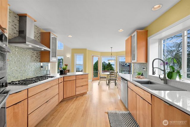 6934 Holeman Avenue, Blaine, WA 98230