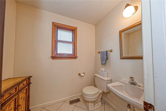 182 Woodhaven Dr, Seven Fields Boro, PA 16046