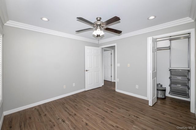 2200 Dolphin Lane 609, Holbrook, NY 11741