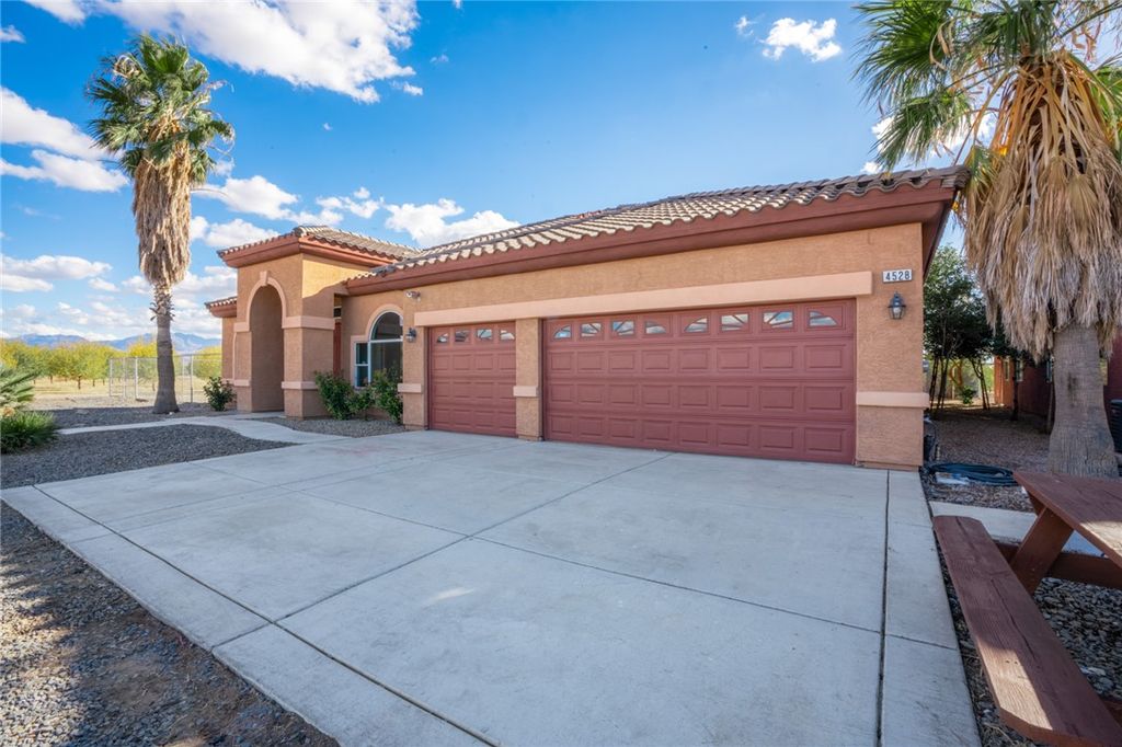 4536 Dora Drive, Golden Valley, AZ 86413