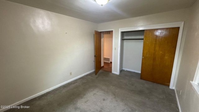 6001 Applegate Ln, Louisville, KY 40219