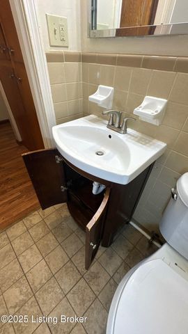 6001 Applegate Ln, Louisville, KY 40219