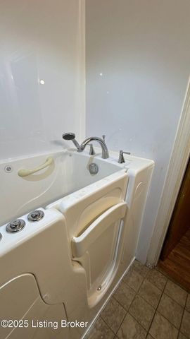 6001 Applegate Ln, Louisville, KY 40219