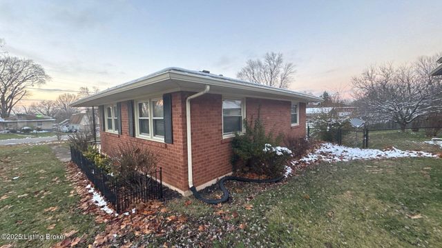 6001 Applegate Ln, Louisville, KY 40219