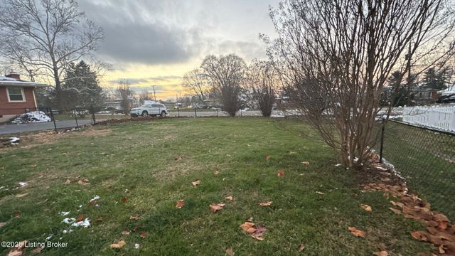 6001 Applegate Ln, Louisville, KY 40219