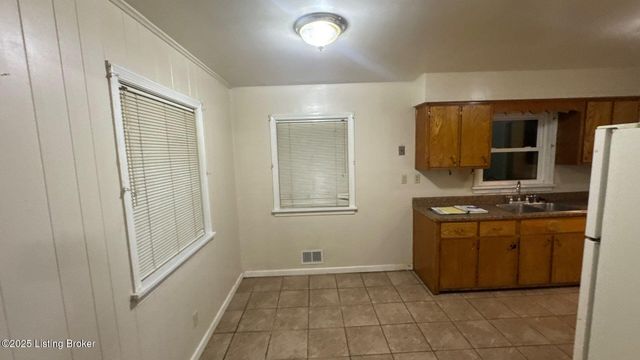 6001 Applegate Ln, Louisville, KY 40219