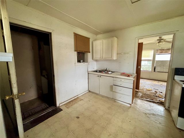 100 Upton Lane, Brazoria, TX 77422