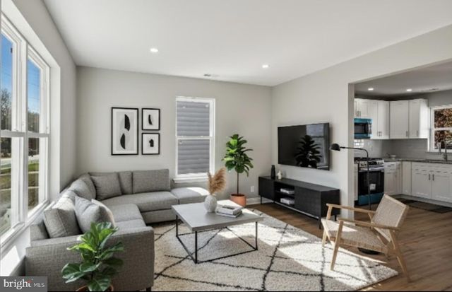 104 W PARK AVE, Lindenwold, NJ 08021