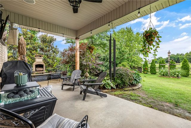 3900 W Mountain View Drive, Fayetteville, AR 72704