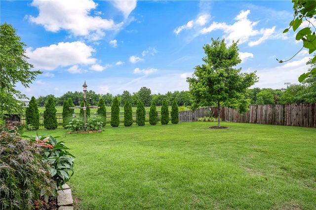 3900 W Mountain View Drive, Fayetteville, AR 72704