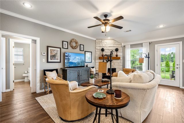 3900 W Mountain View Drive, Fayetteville, AR 72704