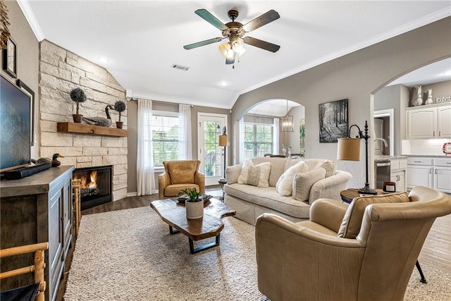 3900 W Mountain View Drive, Fayetteville, AR 72704