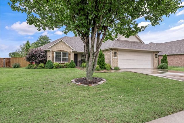 3900 W Mountain View Drive, Fayetteville, AR 72704